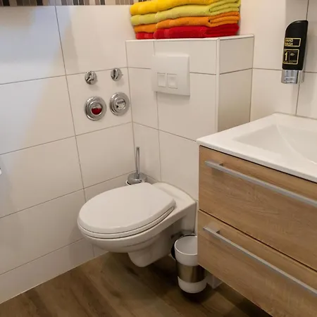Mit Zwei Schlafzimmern Und Balkon *